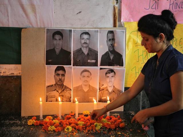 soldiers-kashmir-lights-candles-during-killed-attack_5586e4e6-7fc8-11e6-b856-2be417b599e5